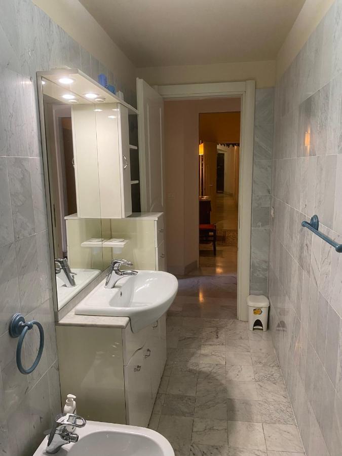 Renovated Apartment With 3 Bedrooms In An Historic Palazzo Between Port And Old Town 利沃诺 外观 照片